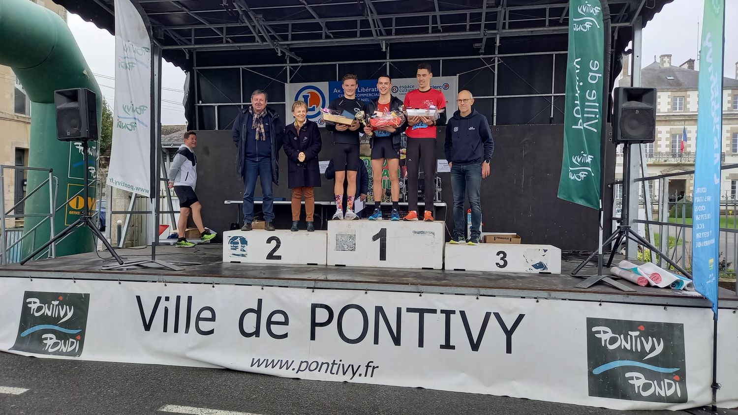 Le podium de la course masculine.
